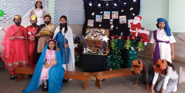 Christams crib.....jpg