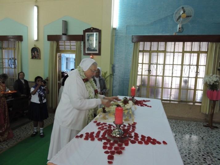 5.Welcome - Bandel - Prayer moment.JPG