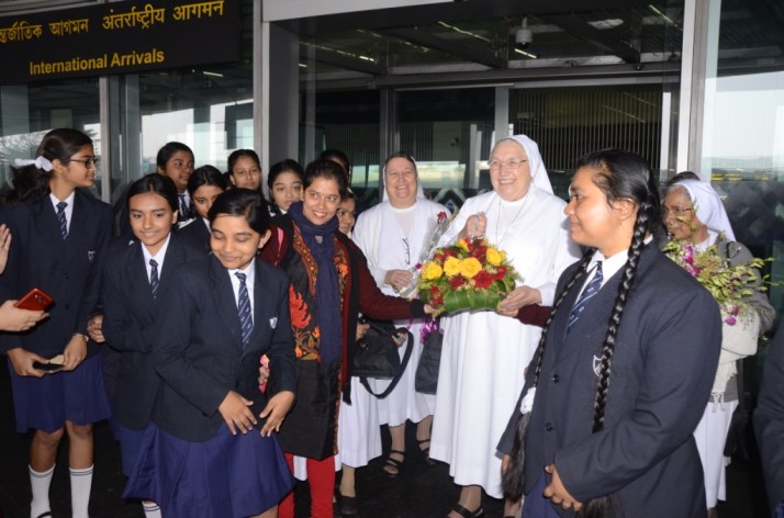 Welcome by the students at the airport.JPG