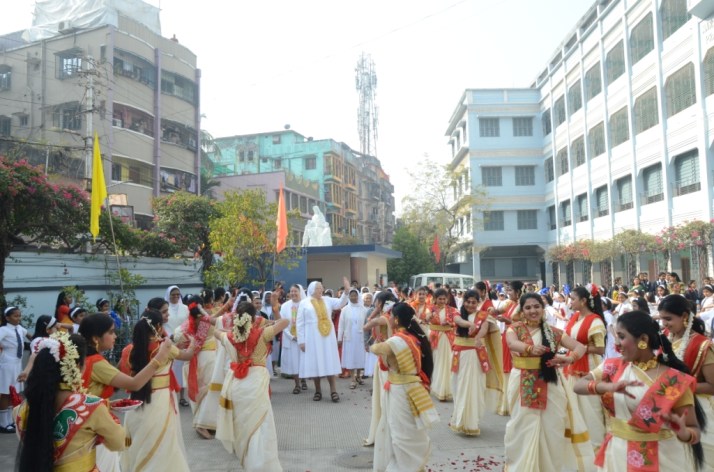 welcome by the students......JPG