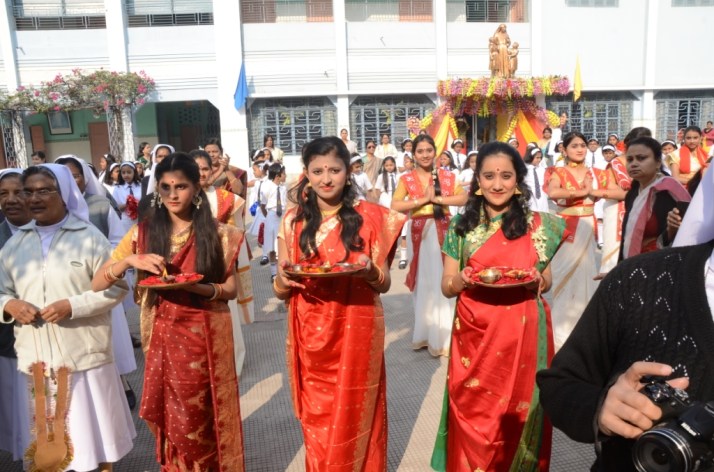 welcome by the studetns...JPG